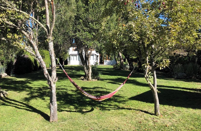 Casa con chimenea interior y amplio jardín con parrilla