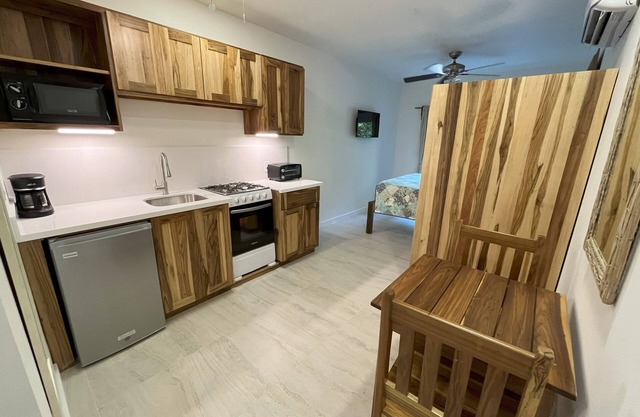 Casa Canuck A, 2025 Remodel, Pool & Private Dock-Free AC & Kayaks-Prime Location