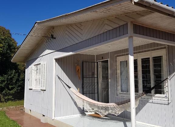 Casa Central, Completa, 130m quadrados, Até 11 Pessoas, Wi-Fi, 3 Quartos, Cozinha e Sala Integrados, Varanda, Garagem Coberta 1 carro, Estacionamento Interno para 3 carros, Churrasqueira e Apetrechos, Lareira de Alta Performance, Fogão de Ferro