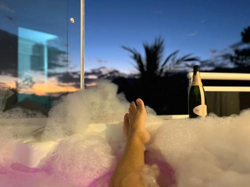Casa com piscina de borda infinita e hidromassagem com vista