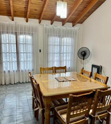 Casa con pileta cerca del Parque
