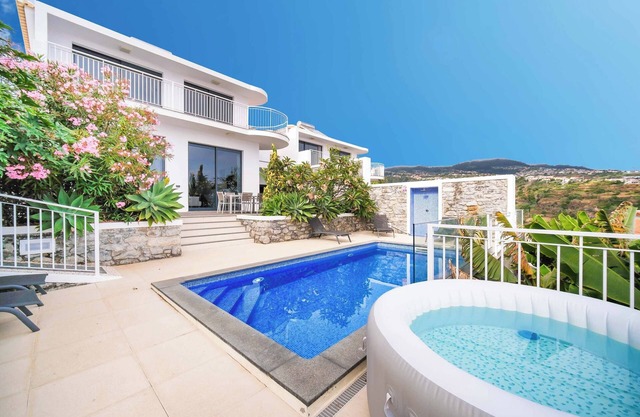 Casa das Flores - Three Bedroom Villa, Sleeps 6