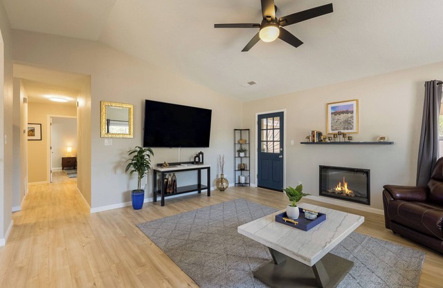 Casa De Los Globos/Luxury 2 Bedroom Home Walking Distance to Balloon Fiesta Park