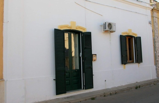 CASA DEBORA located 1km from the sea, with vaulted ceilings