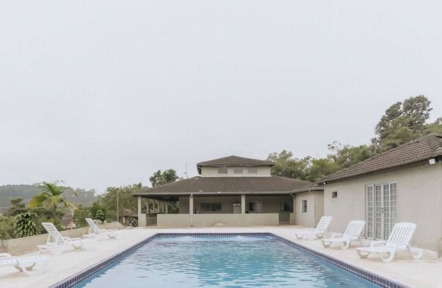 Casa em Embu com piscina churrasqueira e quintal