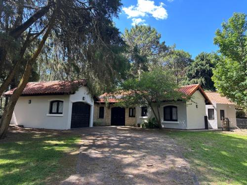 Casa en Carilo con Pileta, Quincho y Parque Cercado para 8 Personas