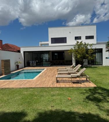 Casa incrível em condomínio com piscina