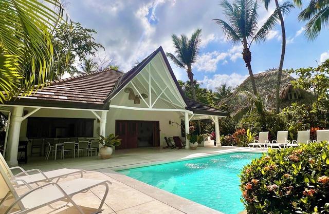 CASA ISLA, 3 Bed Lux Villa w/Private Pool -2 minute walk to stunning beach!