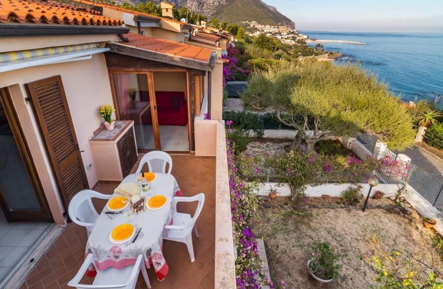 Casa Limoni - Four Bedroom Villa, Sleeps 10