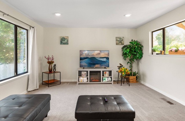 Casa Marina: Walk to Beach, Hear the Ocean, Kid Friendly Family Retreat!