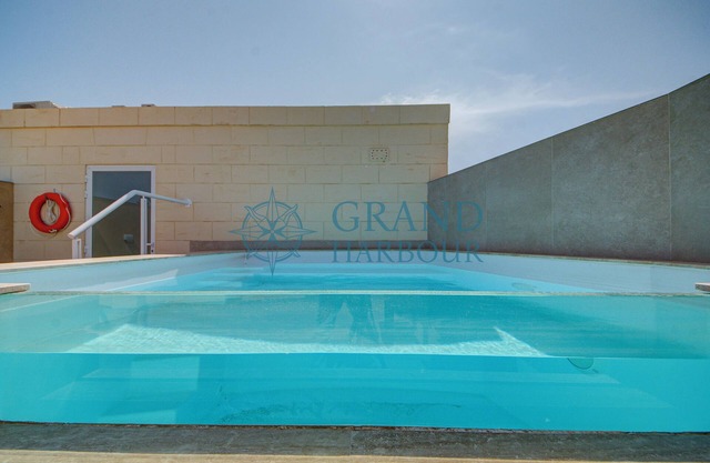 Casa Meraviglia in Ghaxaq – Rooftop Pool & Garage
