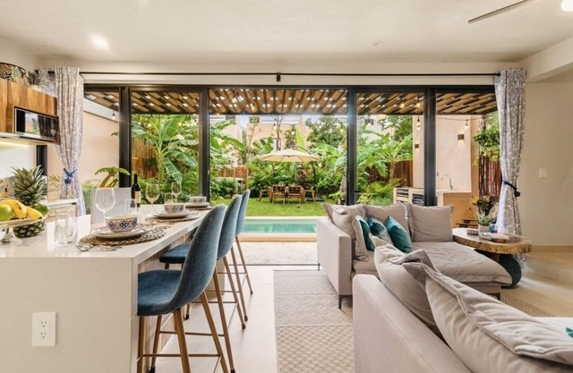 Casa Ohana~3BR w/Private Pool & Rooftop Jacuzzi, Gym, WiFi, & 5km to Beach