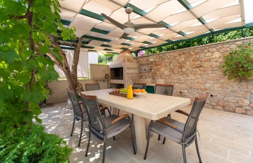 Casa ol'Bol - Modern Apartment with Seaview and Private Large Backyard