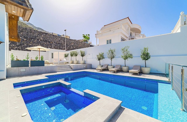 Casa Roque del Mar, Heated swimming pool and amazing ocean views