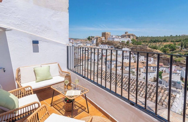 Casa Rural Abril Setenil de las Bodegas by Ruralidays