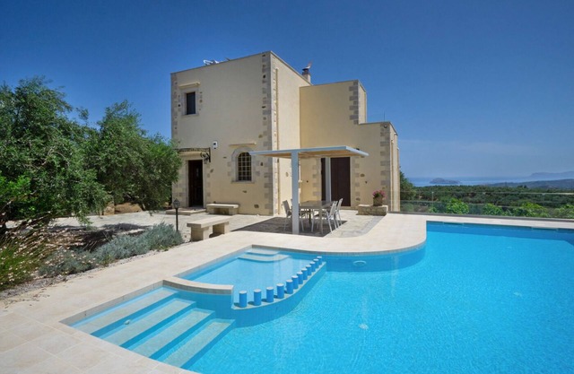 Casa Rustica with 2 bedrooms and a private pool in Maleme, Chania