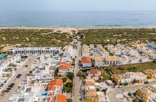 Casa SafiranBeautiful Townhouse, located just a five-minute walk from the beach.