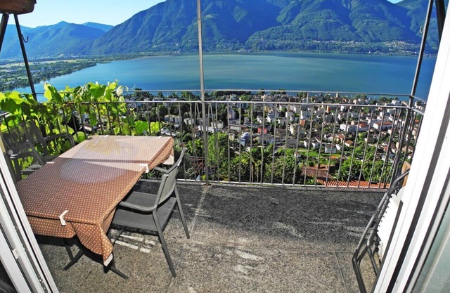 Casa Santa Barbara: Stylish Swiss Holiday Home with Lake and Mountain Views