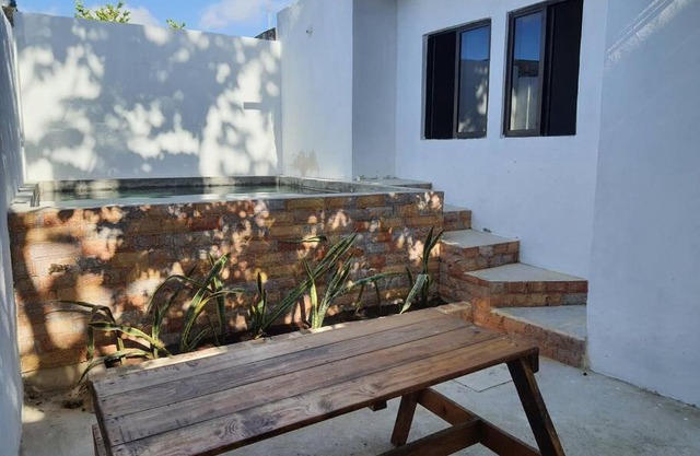 Casa sola con piscina, semi amueblada y porch