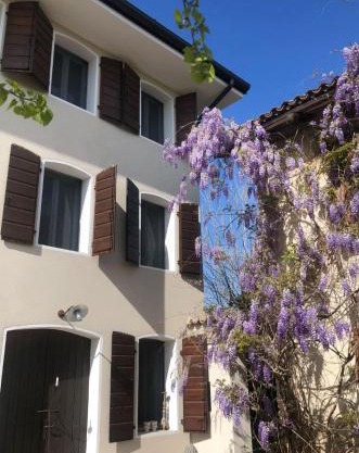 Casale nel mezzo dei vigneti