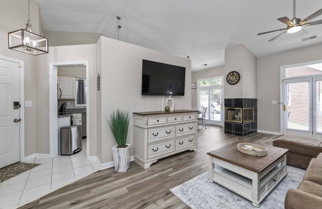 Castle Glow - Townhome Walk to Kroger Field - UK - Grill