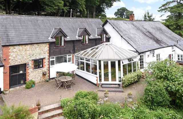 CASTLE HILL FARM, family friendly, with a garden in Hemyock