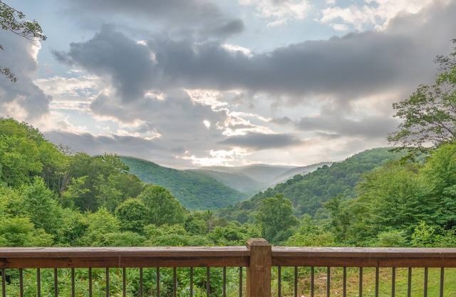 Castle-Style Escape w/Lake & Ski Access