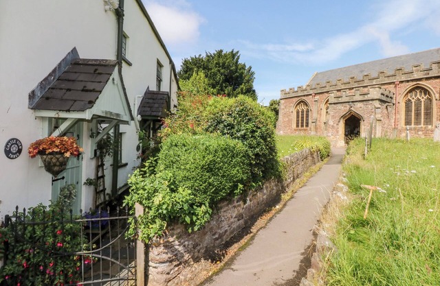 CASTLE VIEW, family friendly, character holiday cottage in Dunster