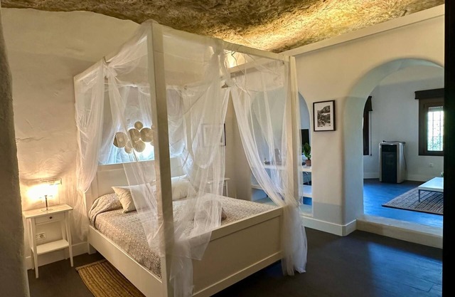 'Cave 1' Room with Mountain Views, Private Pool and Wi-Fi