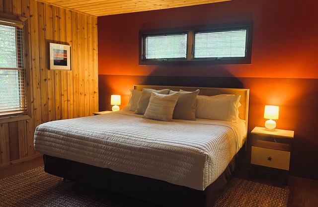 CEDAR DUNES - Sunset Red Bedroom