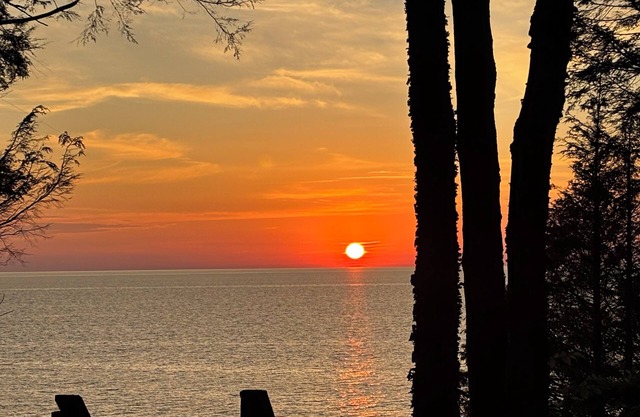 Cedarwood Cabin - 3 Minute walk to the beach!