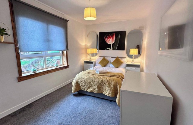 Central 1-Bed Apt, Sleeps 4, 5 mins to Station