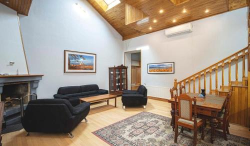 Central 4BR Apt for Groups & Families - By Wehost
