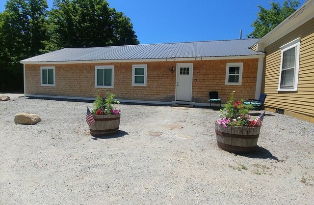 Central A/C and Fast Wifi in the Sunapee Region, one Level 1400sf With 3 BRs