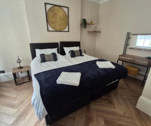Central Brighton, 2 bedrooms, sleeps 5