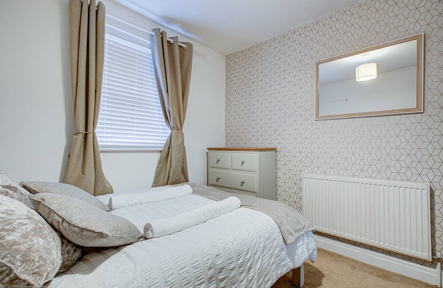 Central & Cozy Gillingham Apartment 1 min walk to station & town centre!