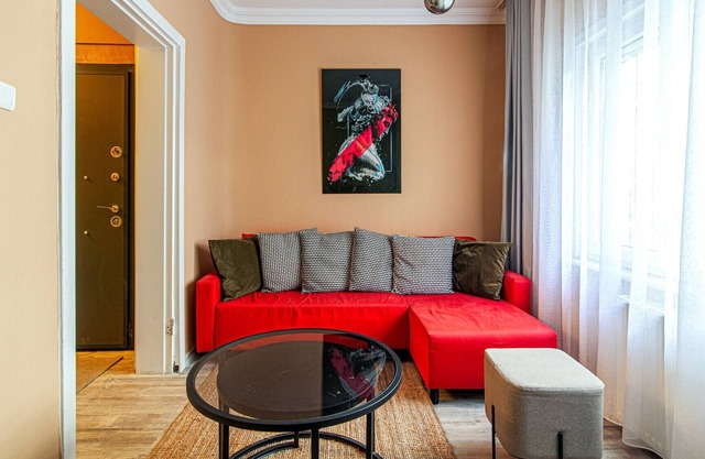 Central Flat w Backyard 5 min to Taksim Square