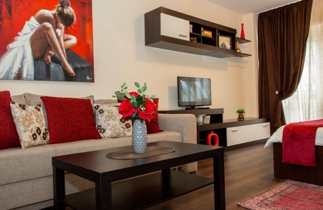 Central Flat with Balcony next to Metro, Park & Amenities