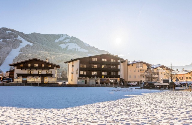Central holiday apartment with ski access
