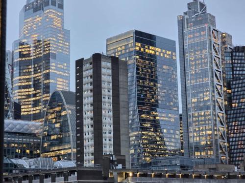 Central Luxe Stay - 4 mins to Aldgate East Station