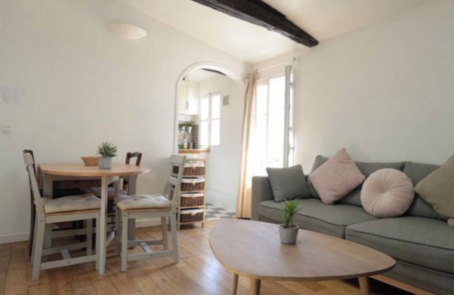 Central Paris - Marais/Bastille . Sleeps 4 (max 6) Newly renovated 2 min metro