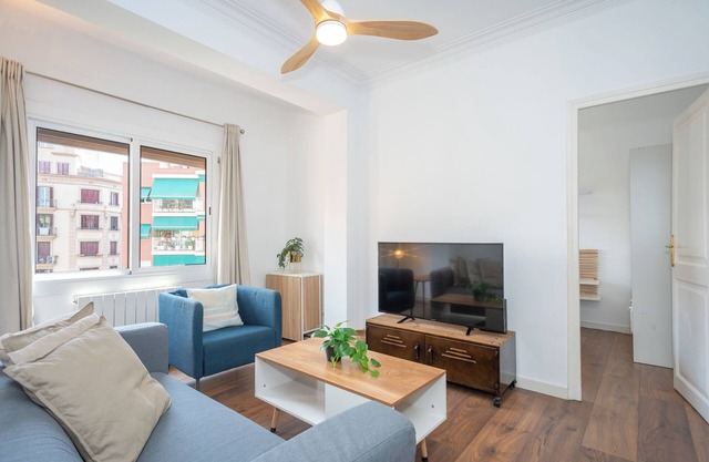 Central Renovated 3ext. bedrooms, 2 bath. Lots of natural light. Family friendly