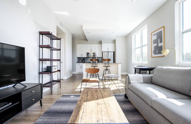 Central San Carlos 1BR w/Gym, Pool, walk to Train & Shops, by Blueground