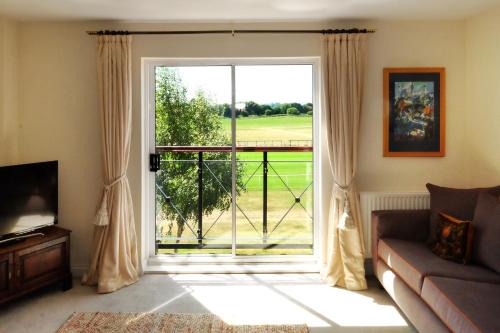Central Stratford, 3 bedrooms, sleeps 6, easy walk to town, Parking, Self Catering, Great View