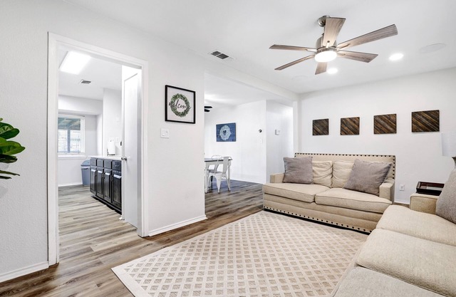 Centrally Located! 5-15 minute commute to most key areas!