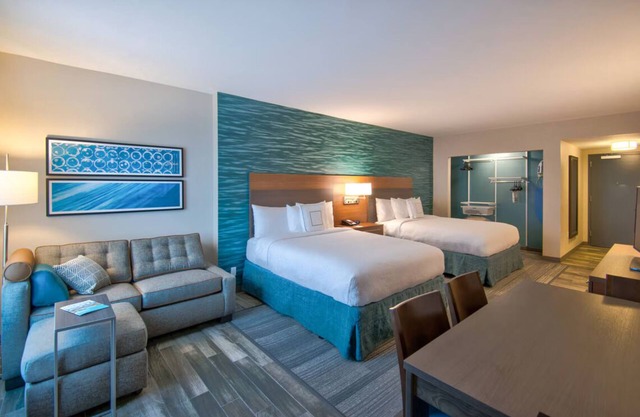 Centrally Located! Cozy Studio Suite, Pool, Breakfast, BBQ, Close to Attractions