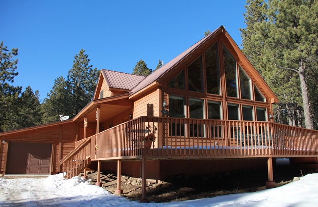 Centrally Located Luxuriously Comfortable 3 BR Cabin
