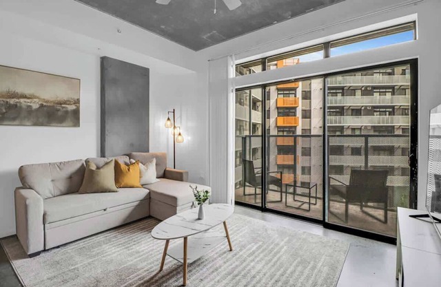 Centric 1BR In HEART of DTPHX Free Garage Parking