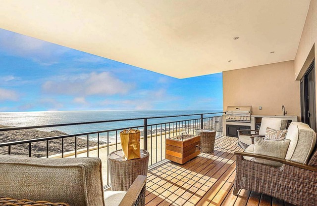 Cerritos Luxury Ocean Views & Resort Style Pool