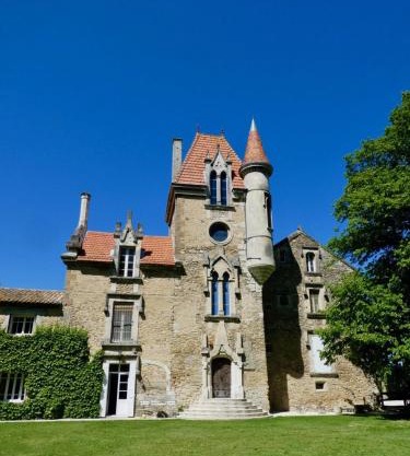 Château Rouge - petit château avec piscine - 8 chambres